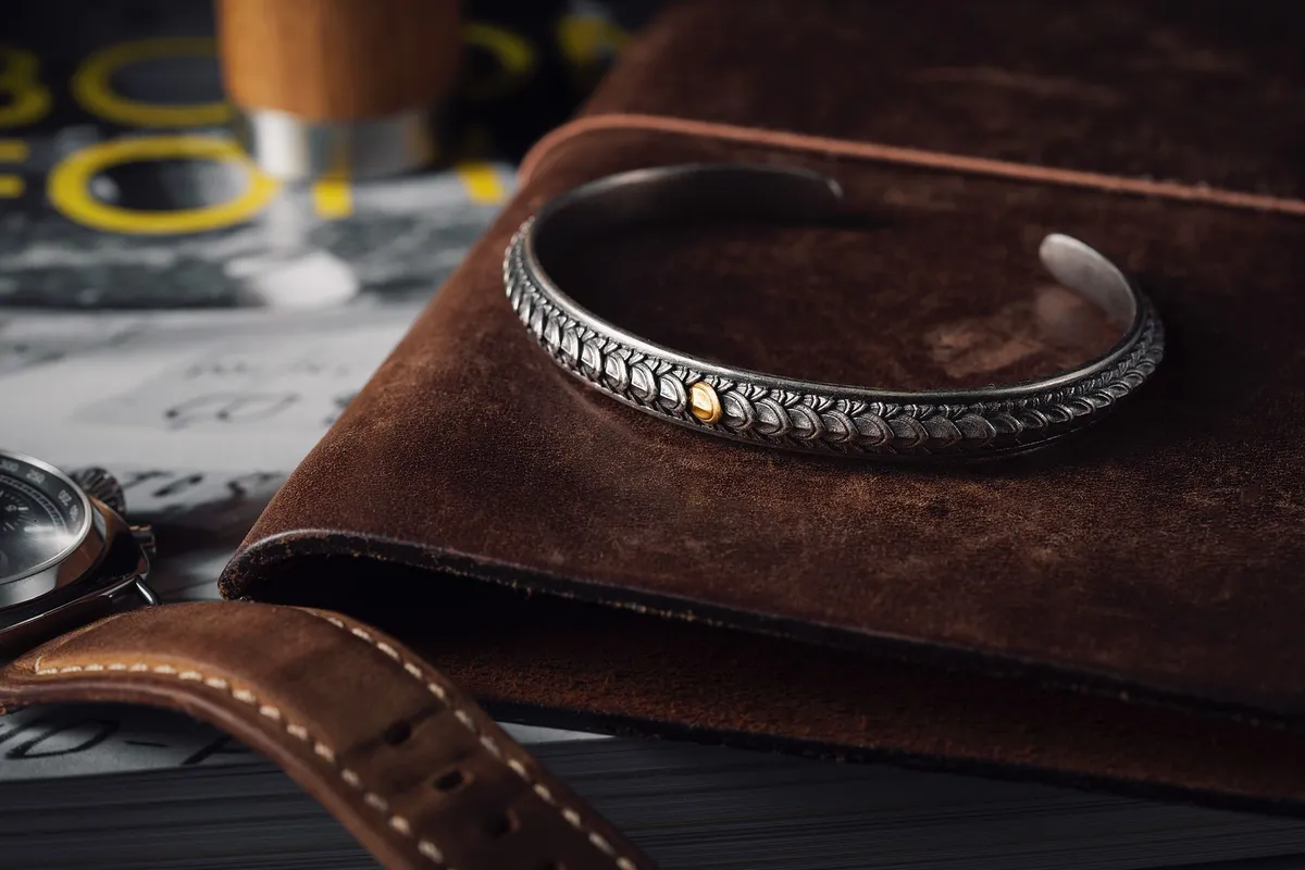 bracelete masculino prata em destaque