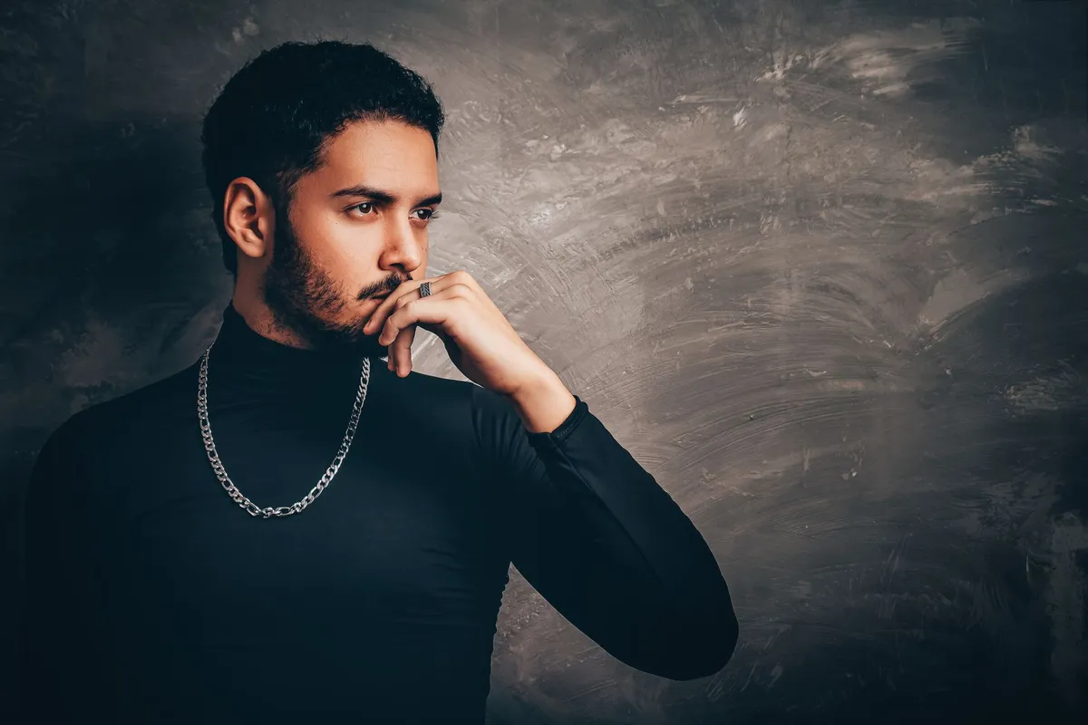 colar masculino prata em destaque
