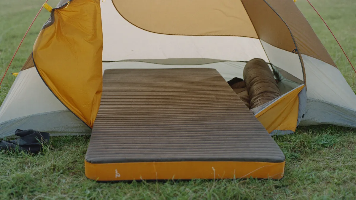 Colchonete camping estendido dentro de uma barraca