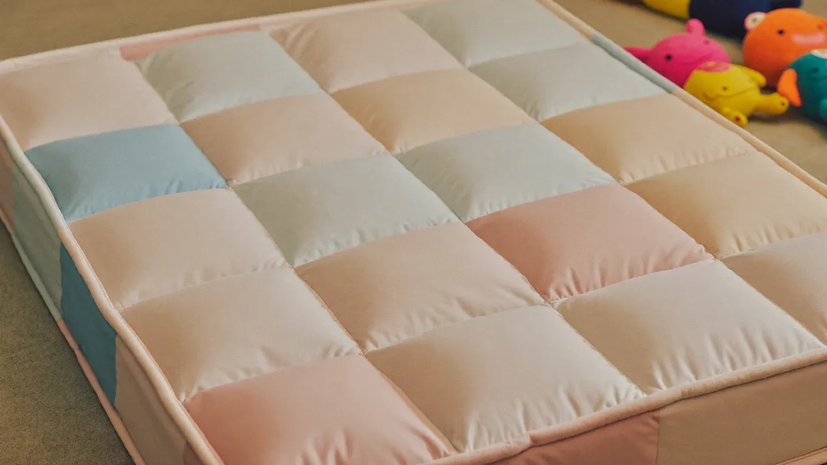 Colchonete infantil colorido estendido no chao do quarto