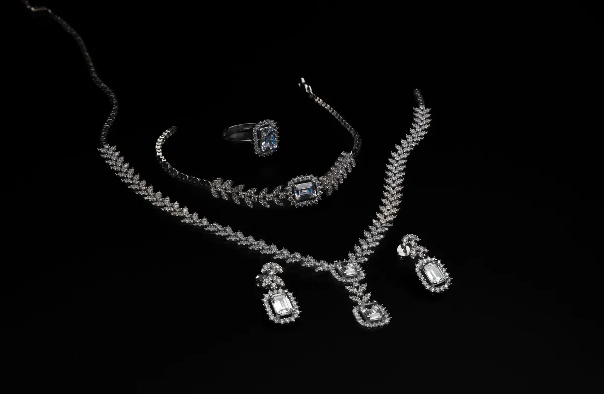 conjunto de colar e brinco em destaque