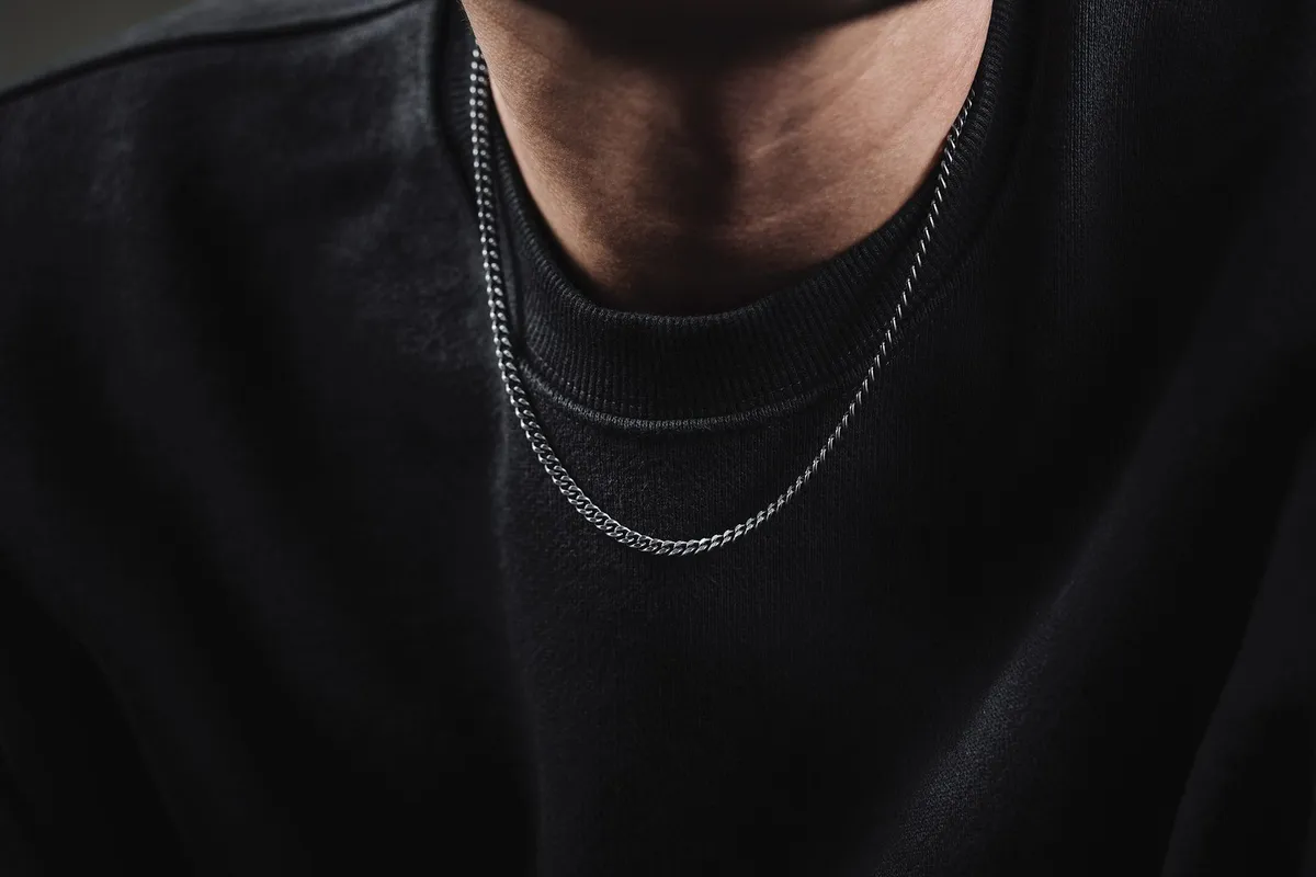 corrente prata masculina em destaque