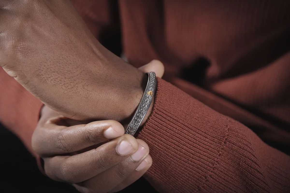 pulseira de prata masculina em destaque